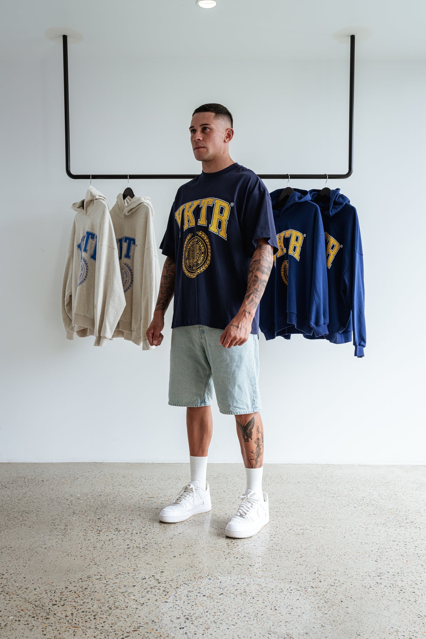 VARSITY CREST O/S TEE - NAVY